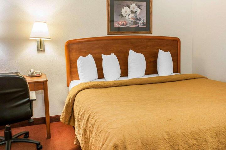 1 King Bed (4 of 13)