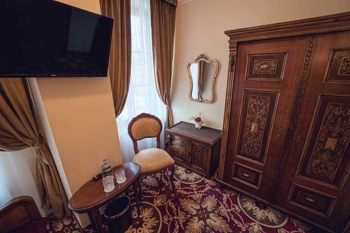 Room 34 of 90
