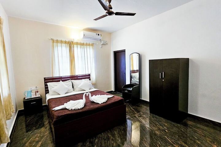 Room 6 of 18