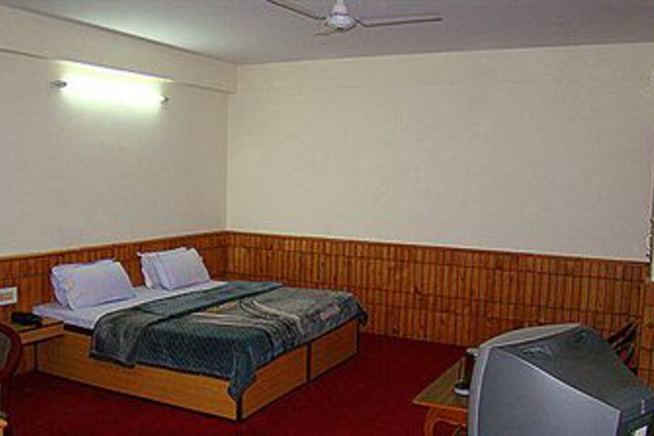 Room 7 of 18