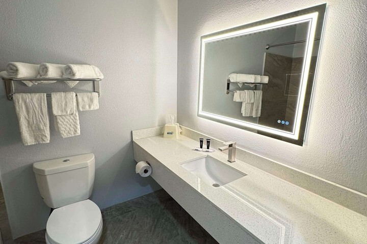 1 King Bed - Free WiFi, Microwave, Refrigerator, Coffeemaker Free Continental Breakfast (13 of 18)