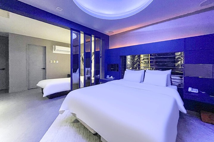 Room 9 of 15