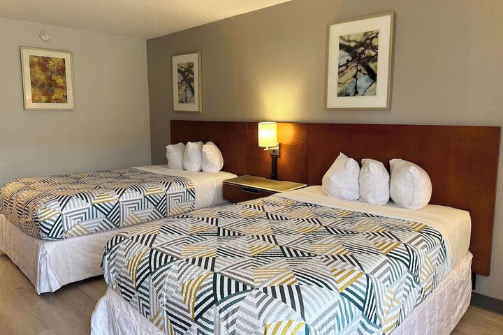 2 Queen Beds (3 of 4)