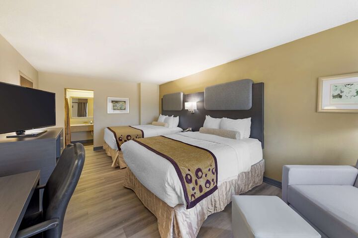 2 Queen Beds Exterior Entrance Microwave, Refrigerator WiFi Full Breakfast (1 of 12)