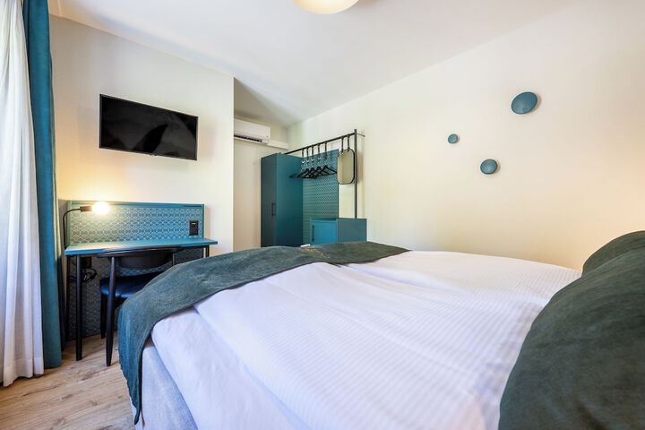 Room 2 of 30