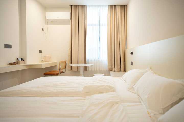 Room 42 of 49