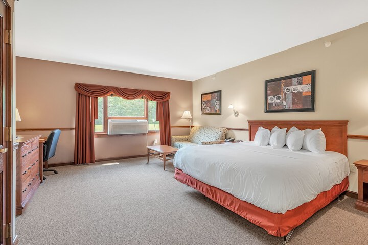 Deluxe King Bed (7 of 8)
