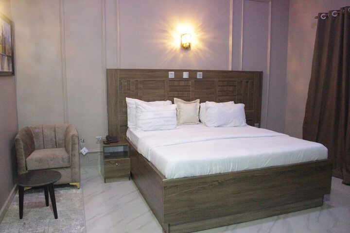 Room 12 of 27
