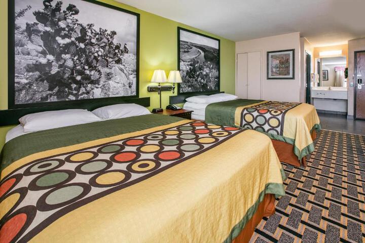 2 Queen Beds (5 of 13)