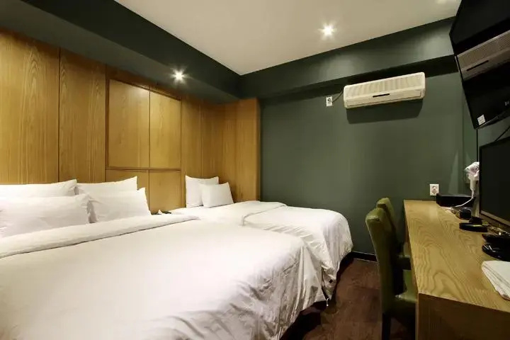 Room 9 of 10