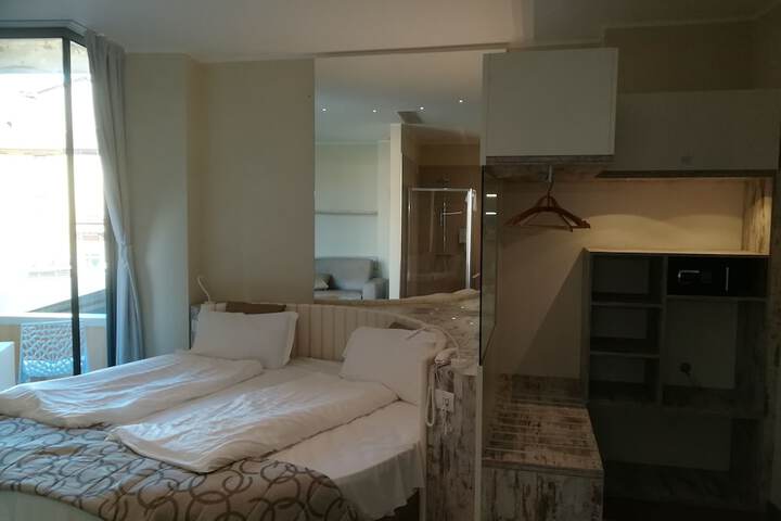 Room 5 of 81