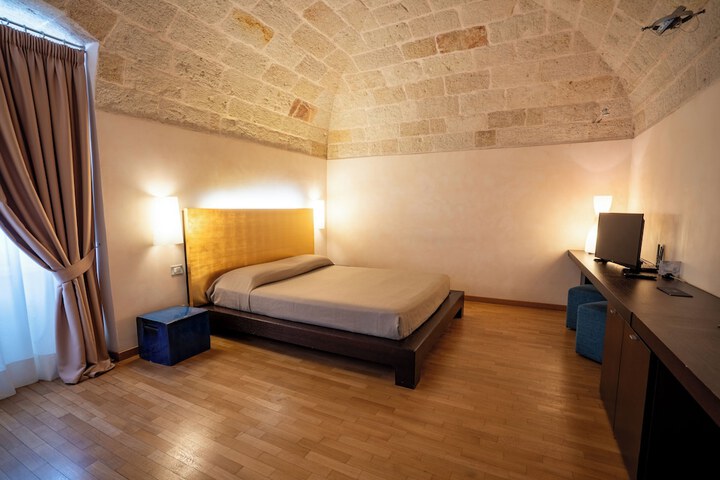 Room 5 of 62