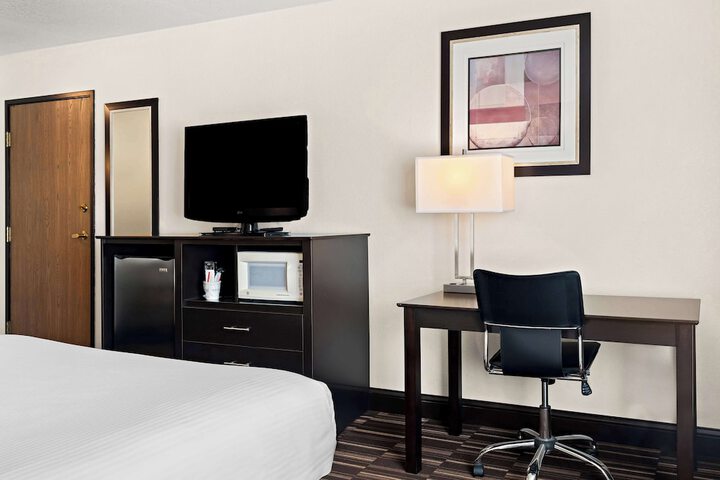 1 Queen Bed Recliner High Speed Internet Accessible Microwave and Refrigerator, Coffee Maker, Hairdryer Continental Breakfast (7 of 13)