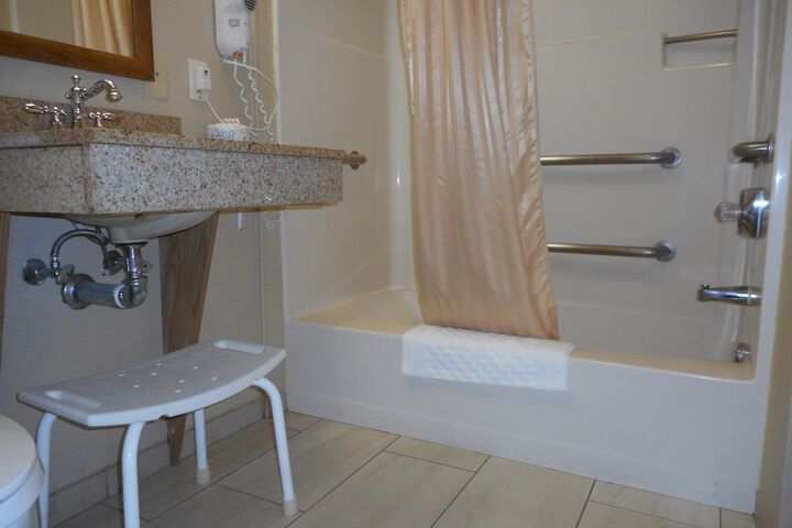 2 Queen Beds Microwave and Refrigerator WiFi Full Breakfast (4 of 12)