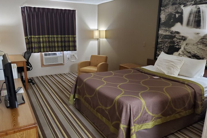 1 Queen Bed (10 of 23)