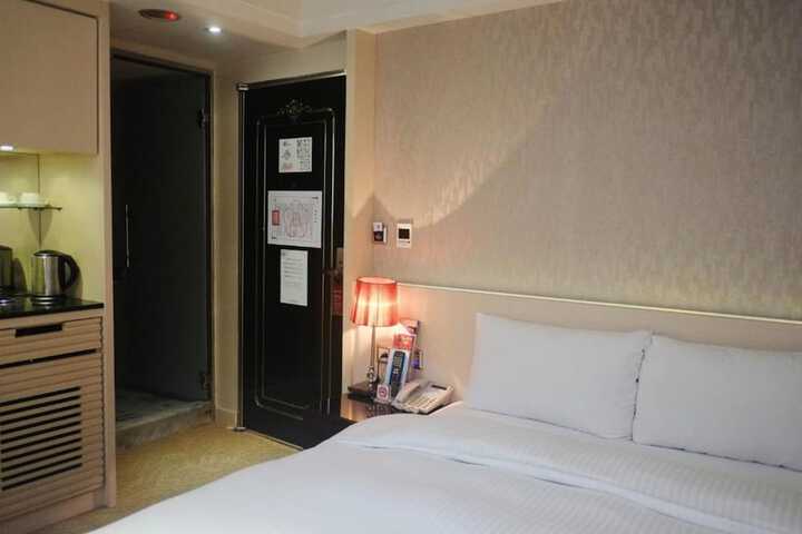 Room 9 of 42