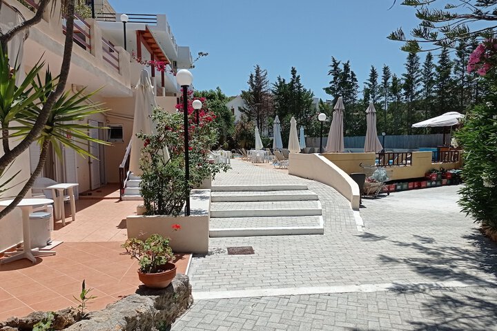 Hotel Exterior 39 of 49