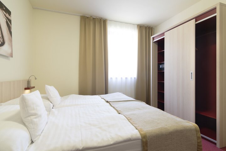 Room 16 of 116