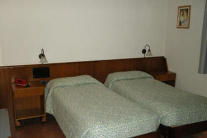 Room 7 of 33