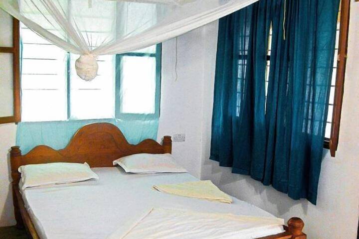 Room 25 of 28