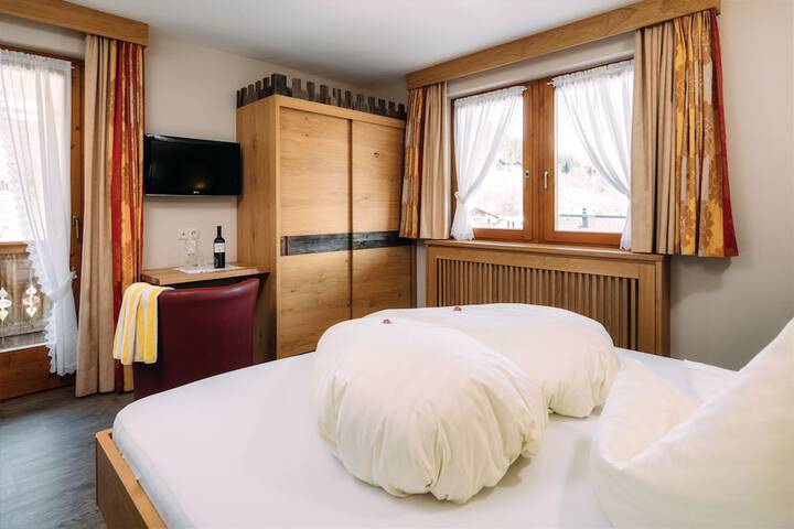 Room 2 of 98