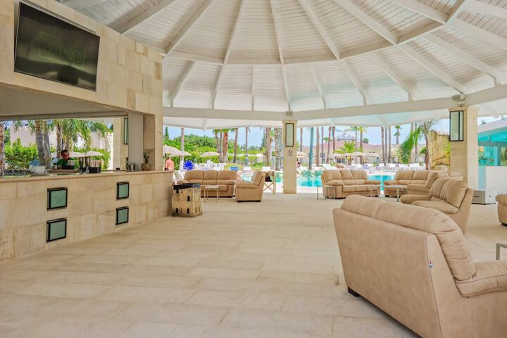 Lounge 45 of 63