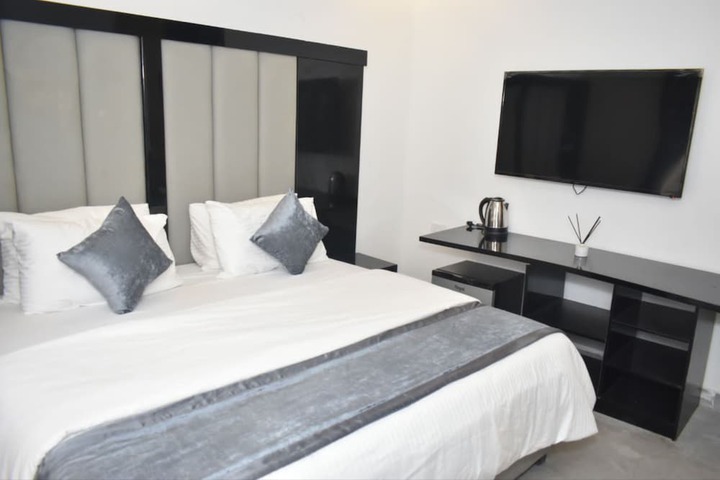 Room 4 of 20