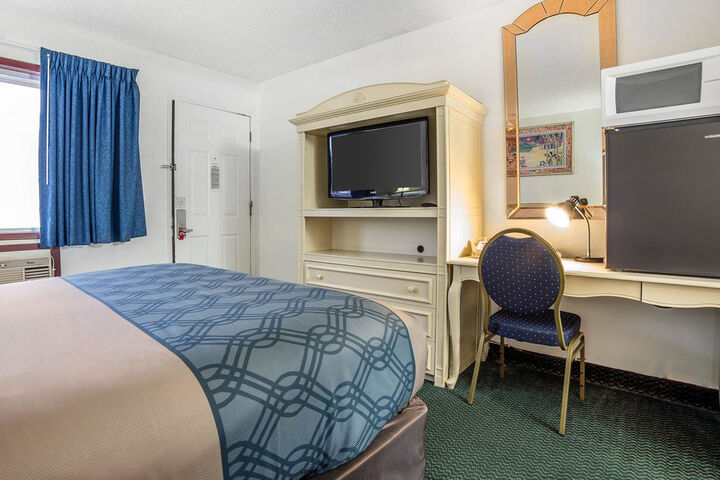Room 11 of 28