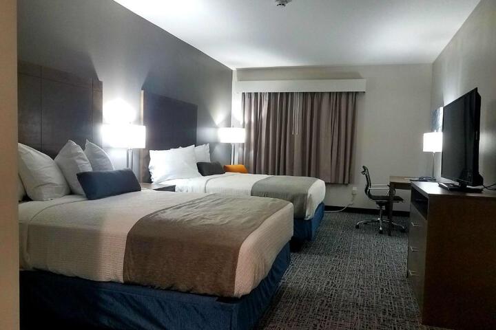2 Queen Beds Refrigerator Full Breakfast (4 of 5)