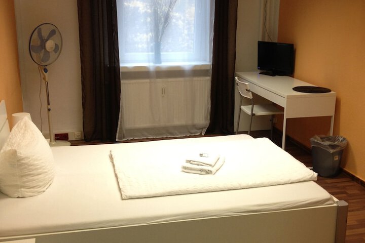 Room 6 of 37