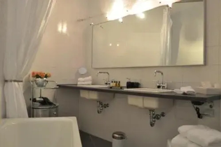 Room 6 of 11