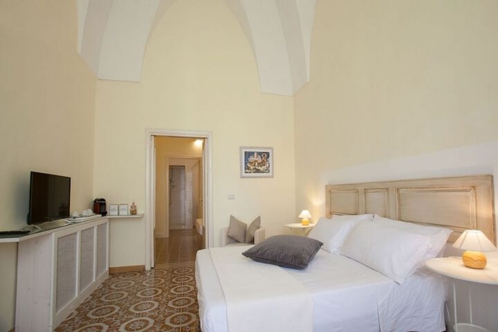 Room 8 of 11