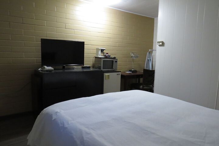 Room 7 of 18
