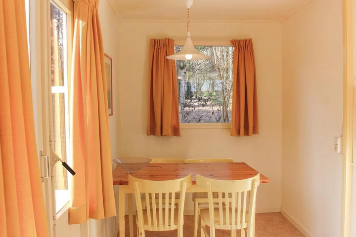 Room 4 of 8