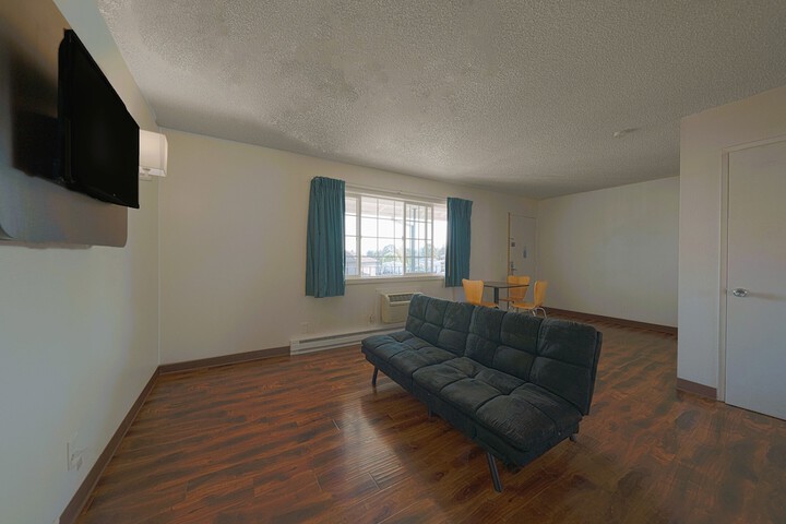 Room 12 of 108