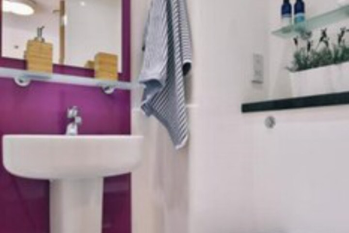 Room 6 of 93