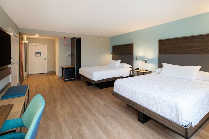 2 Queen Beds (12 of 13)