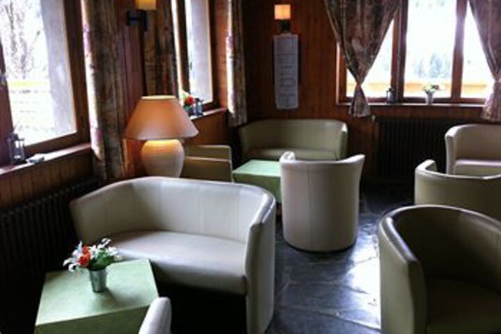 Lounge 13 of 17
