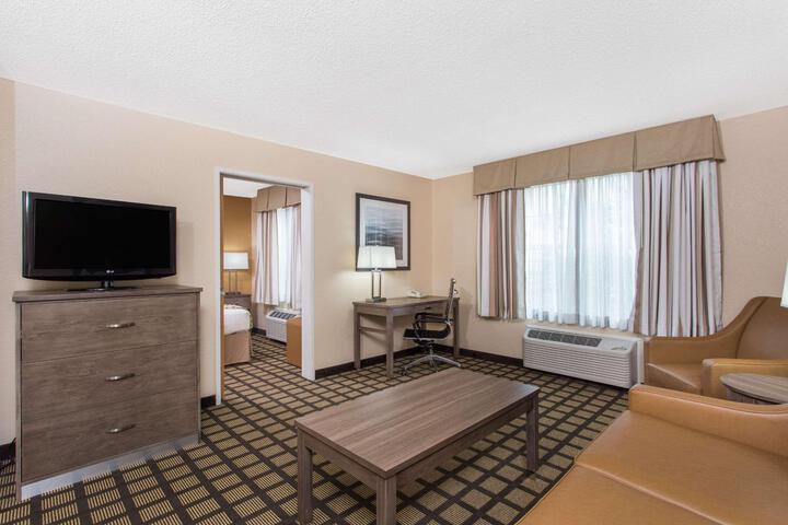 1 King Bed (4 of 10)
