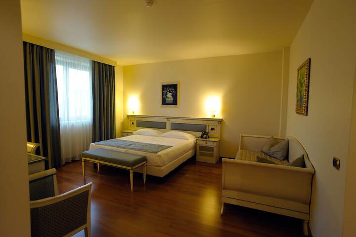 Room 6 of 107
