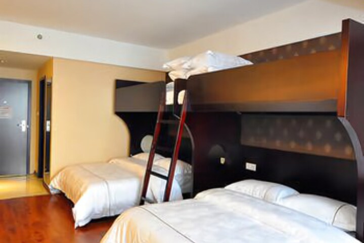 Room 5 of 8