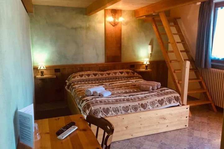 Room 6 of 10