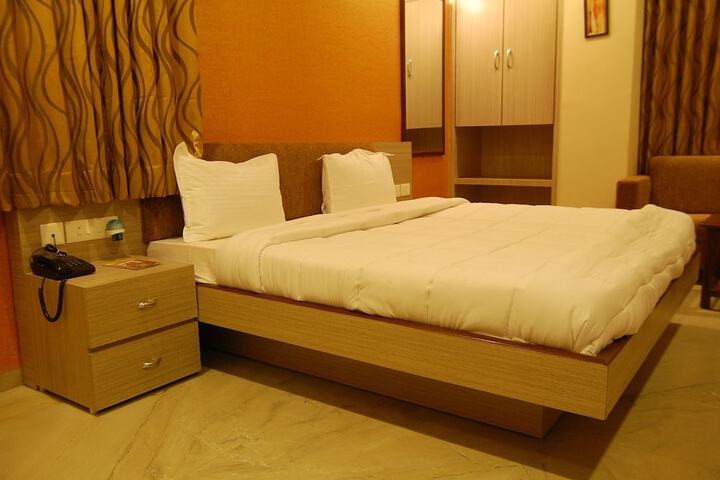 Room 8 of 33