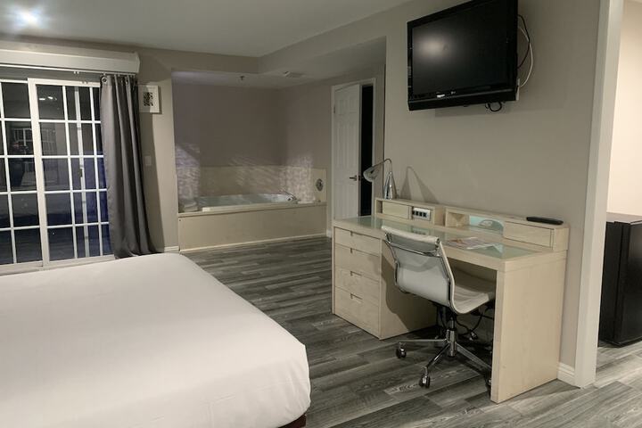 Standard | King Bed (4 of 15)