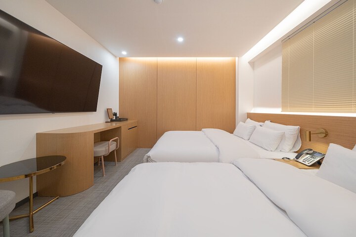 Room 72 of 116