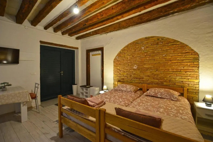 Room 4 of 9