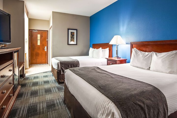2 Queen Beds Microwave and Refrigerator WiFi Full Breakfast (5 of 7)