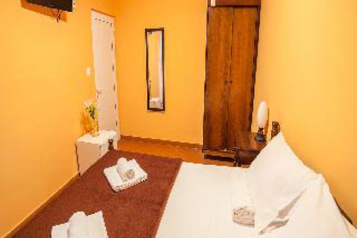 Room 4 of 10