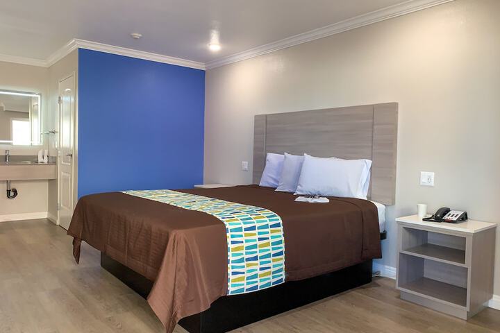 Comfort Room 1 King Bed (13 of 24)