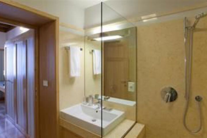 Room 5 of 20
